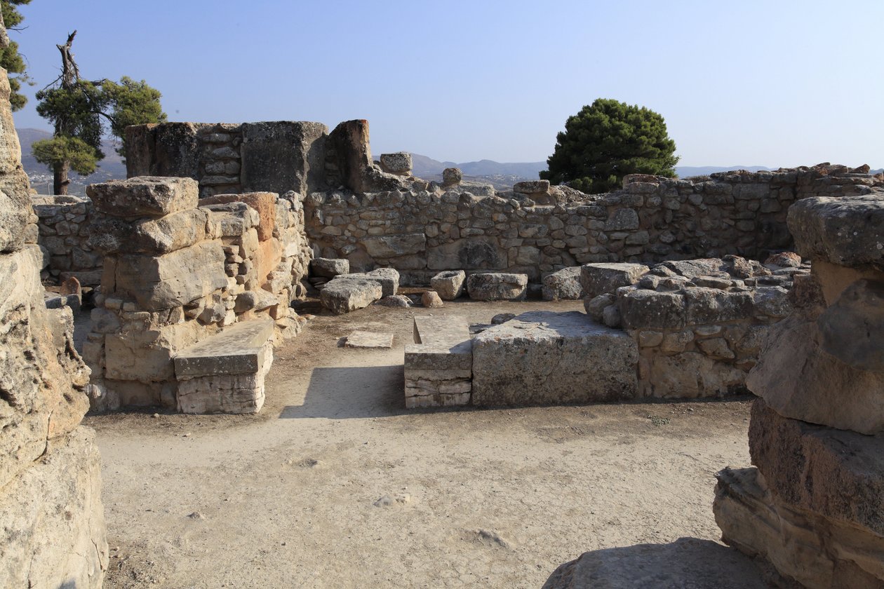 Det minoiske arkæologiske sted Phaistos. Udsigt over en "" bænkhelligdom"" af den vestlige fløj. "" bænkhelligdommen"" var et lille og rektangulært rum med lave bænke, der løb rundt om væggene for at understøtte kultobjekter og gudefigurer. På nogle af dem af Minoan
