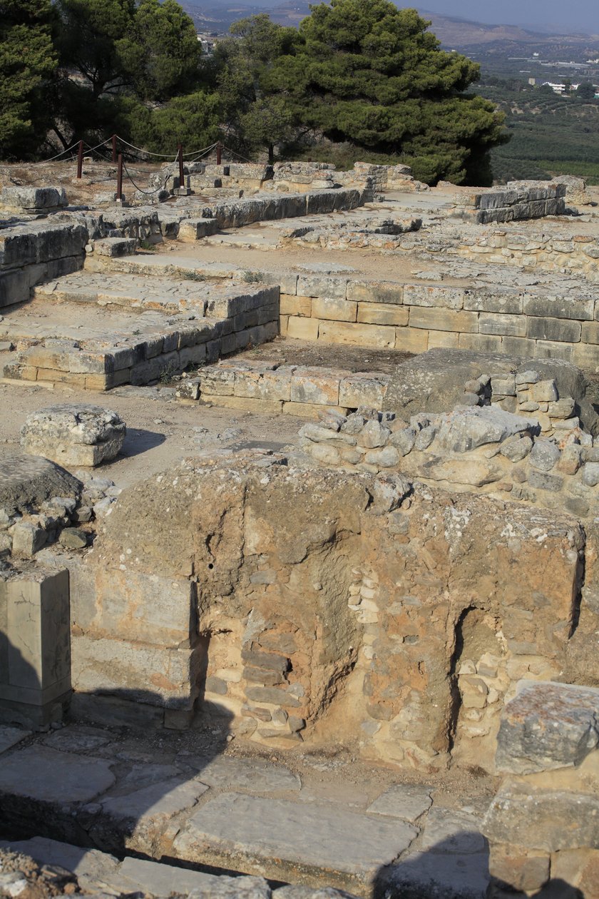 Det minoiske arkæologiske sted Phaistos. Udsigt over North East Complex. Kompleks med fire værelser, der støder op til det gamle palads. Disse rum blev brugt til at opbevare værdifulde rituelle kar. Den berømte "" Phaistos-skive"" med hieroglyfisk skrift b af Minoan