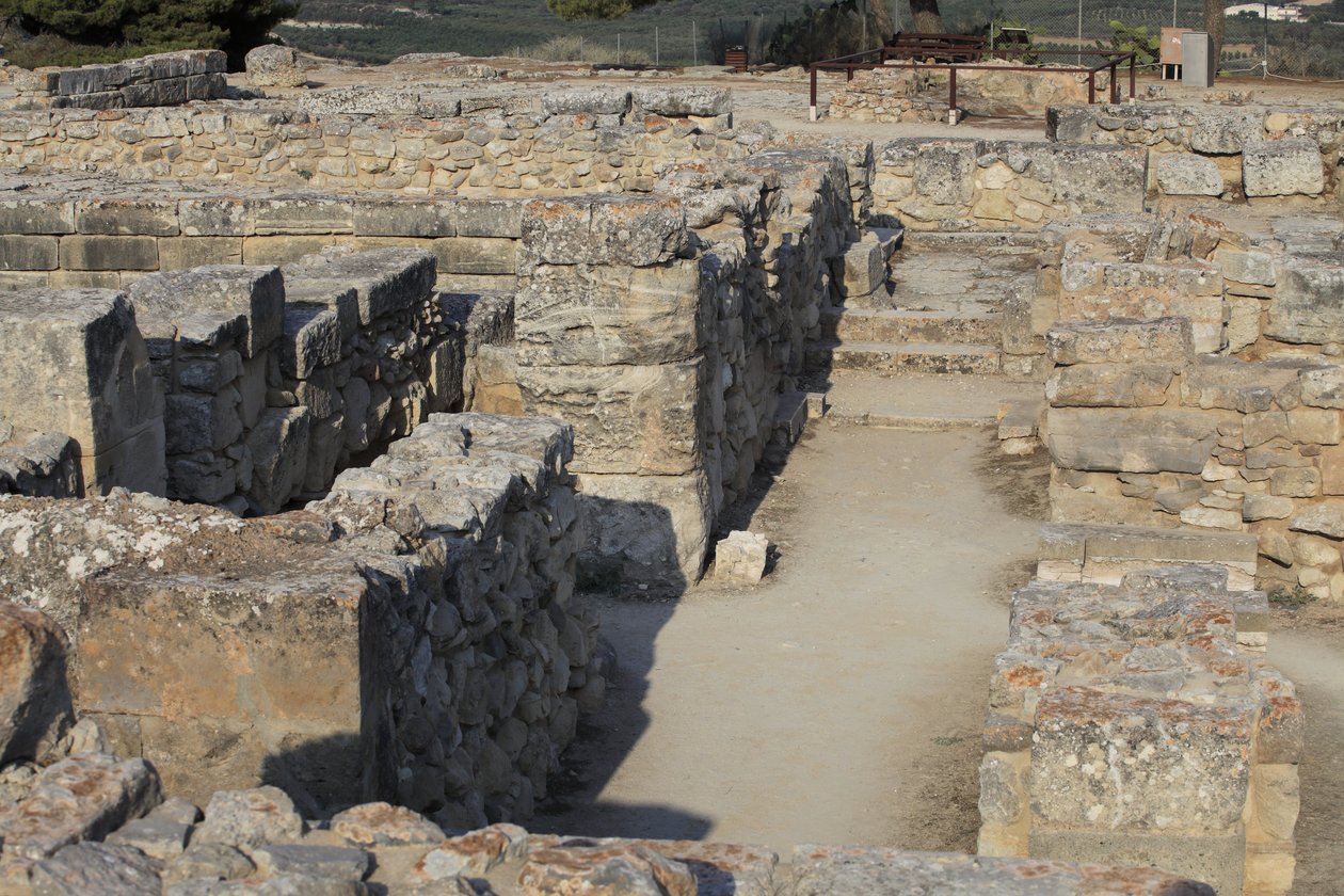 Det minoiske arkæologiske sted Phaistos. Udsigt over North East Complex. Kompleks med fire værelser, der støder op til det gamle palads. Disse rum blev brugt til at opbevare værdifulde rituelle kar. Den berømte "" Phaistos-skive"" med hieroglyfisk skrift b af Minoan