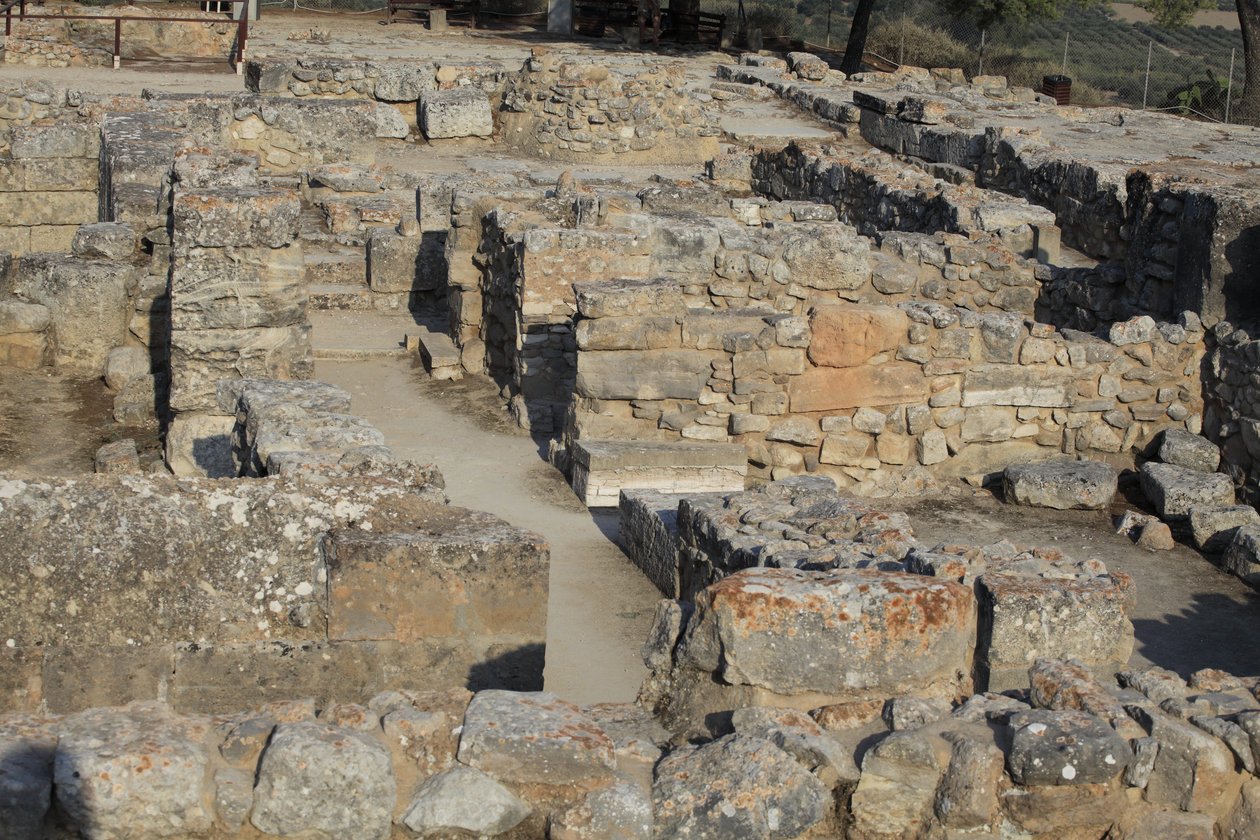 Det minoiske arkæologiske sted Phaistos. Udsigt over North East Complex. Kompleks med fire værelser, der støder op til det gamle palads. Disse rum blev brugt til at opbevare værdifulde rituelle kar. Den berømte "" Phaistos disc"" med hieroglyf skrift blev  af Minoan