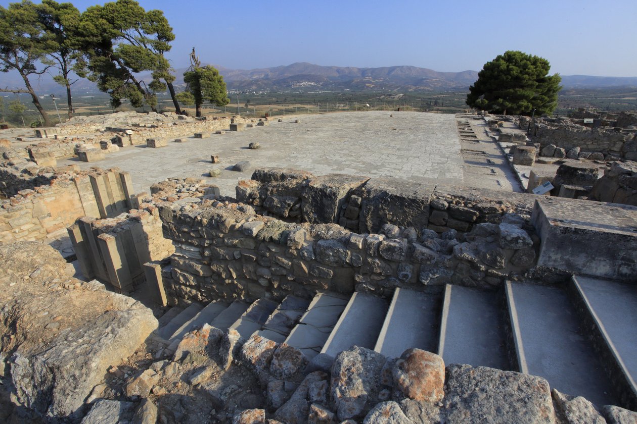 Det minoiske arkæologiske sted Phaistos. Udsigt over den centrale domstol fra nordfløjen. Den centrale domstol var et grundlæggende arkitektonisk element i Minoen-paladset. Det er en kerne, som de forskellige vinge er sat omkring. Denne centrale domstol bl af Minoan
