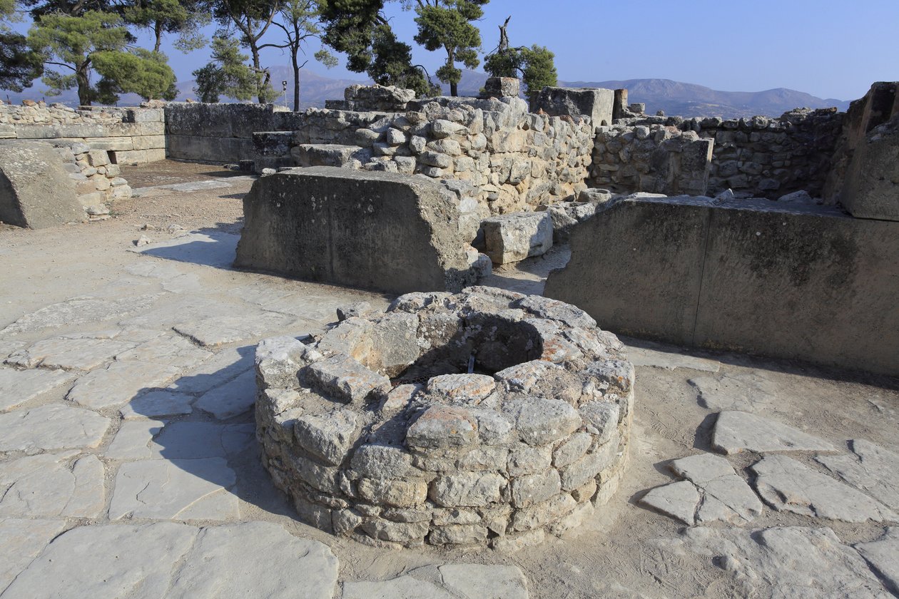 Det minoiske arkæologiske sted Phaistos. en del af det nordøstlige kompleks. Kompleks med fire værelser, der støder op til det gamle palads. Disse rum blev brugt til at opbevare værdifulde rituelle kar. Den berømte "" Phaistos-skive"" med hieroglyfisk skri af Minoan