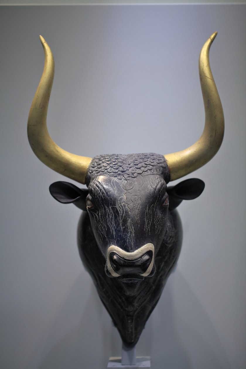 Minoisk kunst. Tyrehoved rhyton. Denne rhyton blev fundet i det lille palads Knossos. Det er et karakteristisk eksempel på minoisk stenudskæring fra den tidlige neopatiske periode. Det er en libationsvase, som blev fyldt med den passende væske gennem et hu af Minoan