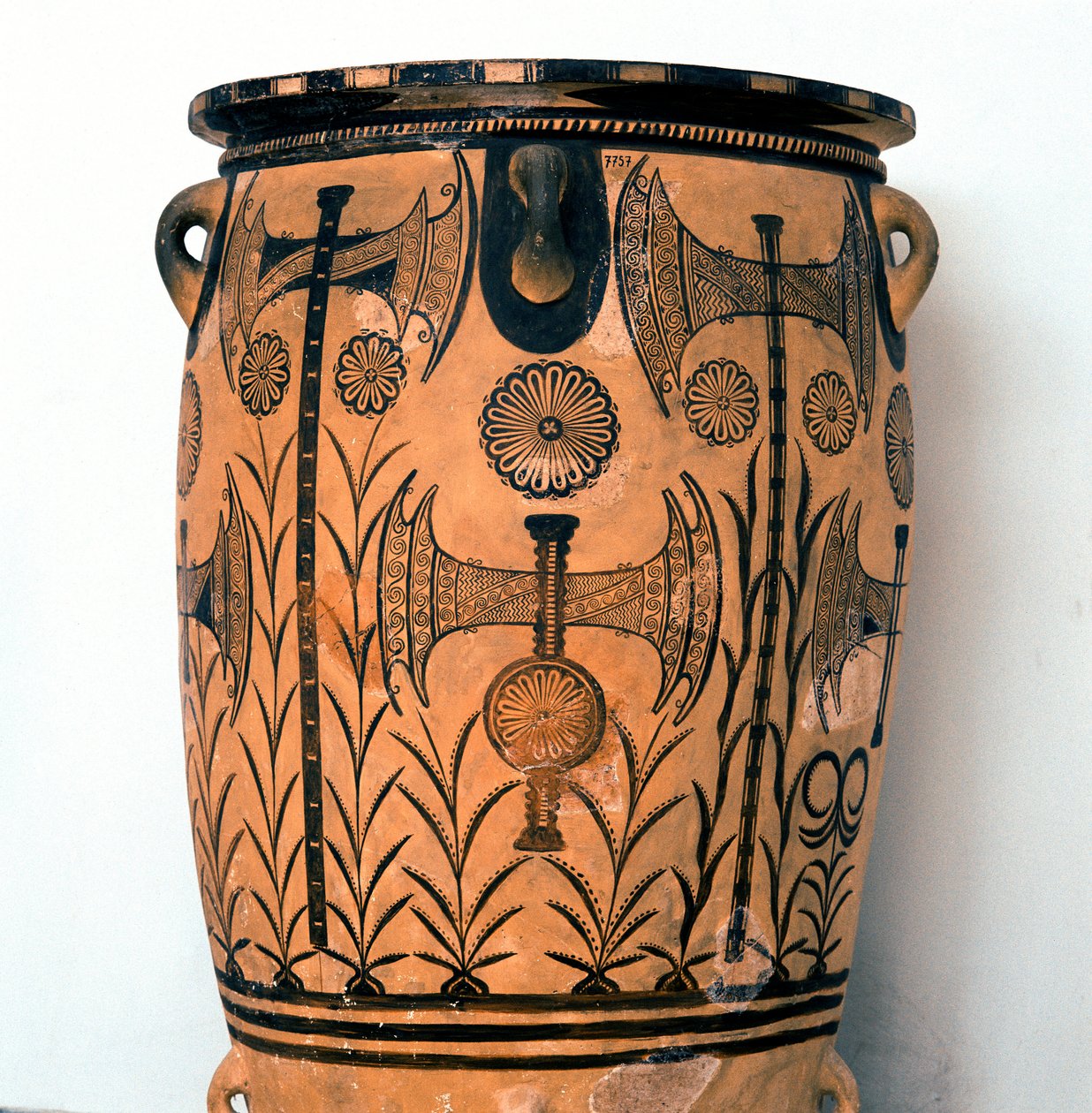 Minoisk kunst: terracottavase fra Neopalatiale-perioden dekorerer symboler på guderne og repræsentationer af himlen og jorden samt dobbeltøksen, symbol på den kretensiske civilisation. Fra Knossos (Cnossos) Heraklion, Arkæologisk Museum Kreta af Minoan