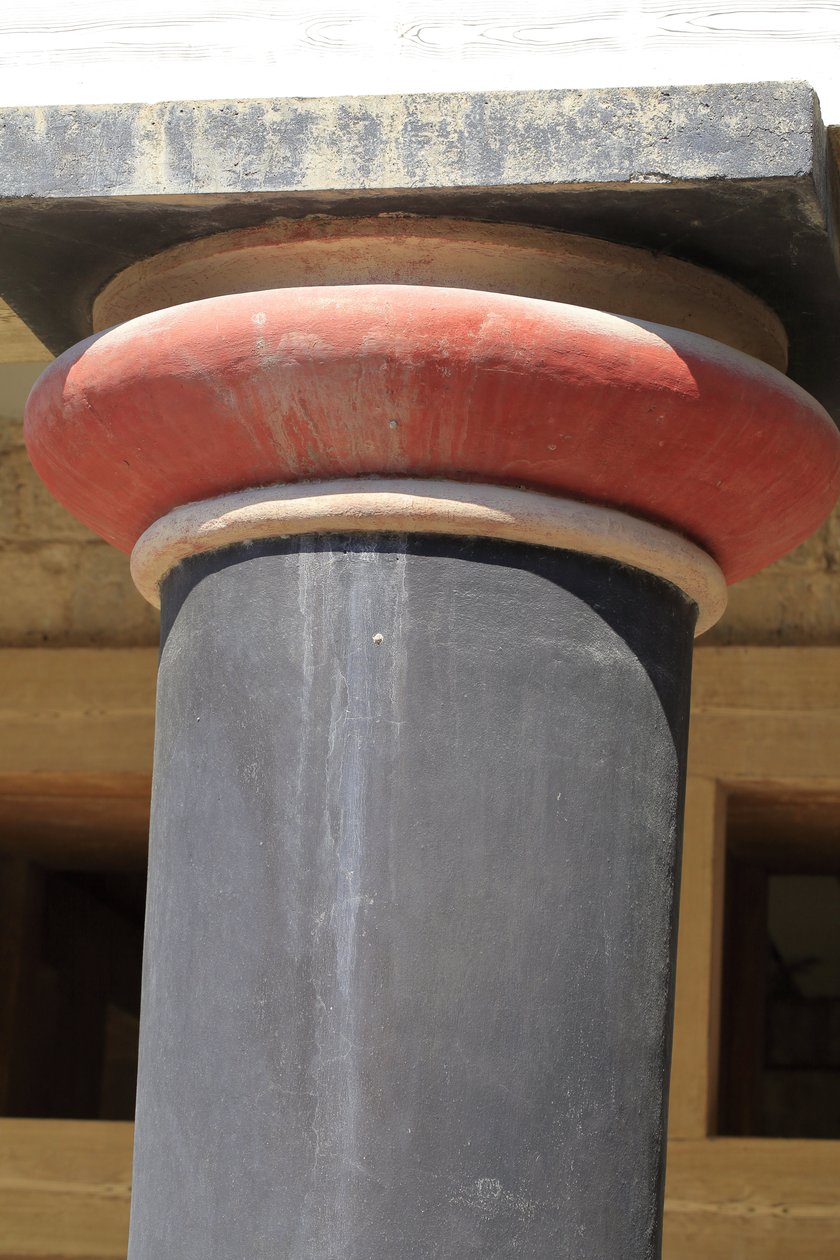 Minoen arkæologiske sted Knossos. Detalje af en søjle i dobbeltaksernes hall og dronningens megaron i kong Minos palads. Knossos, Kreta. af Minoan