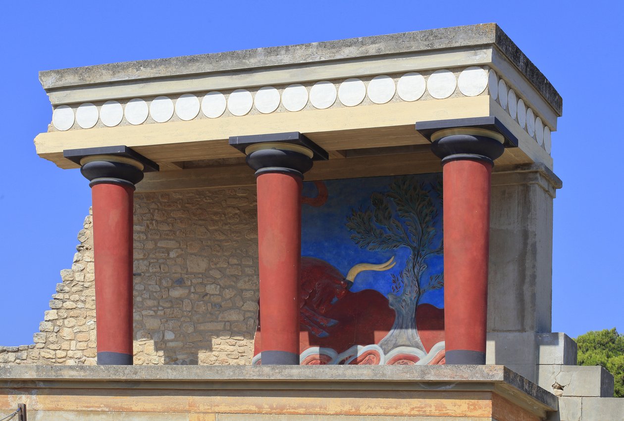 Minoen arkæologiske sted Knossos. Nordindgang, Nordsøjlehal. Bastion rekonstrueret af Arthur Evans, hvor han satte en kopi af et restaureret relieffresko af en tyr. Knossos, Kreta. af Minoan
