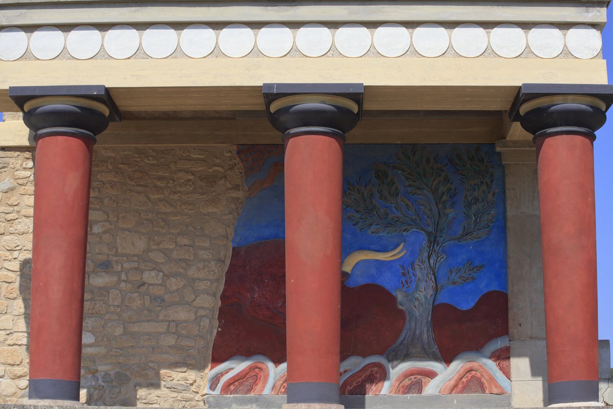 Minoen arkæologiske sted Knossos. Nordindgang, Nordsøjlehal. Bastion rekonstrueret af Arthur Evans, hvor han satte en kopi af et restaureret relieffresko af en tyr. Knossos, Kreta. af Minoan
