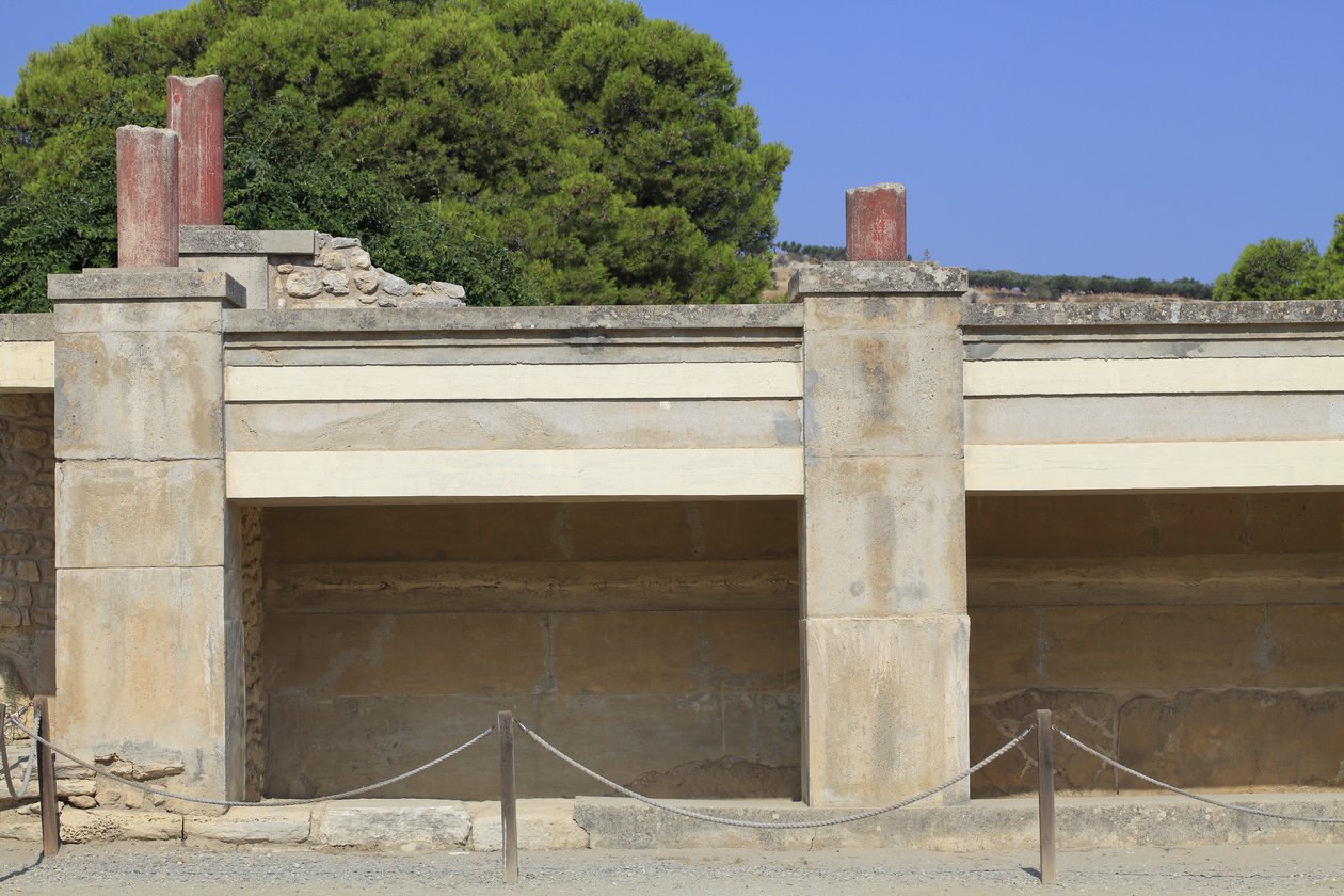Minoen arkæologiske sted Knossos. Vestfløjen; Aera kaldet "Tripartite shrine" af A. Evans. Inde i helligdommen blev der fundet mange religiøse genstande såsom lertavler eller lersælaftryk, der muligvis var forbundet med et helligdoms arkiv. Knossos, Kreta. af Minoan