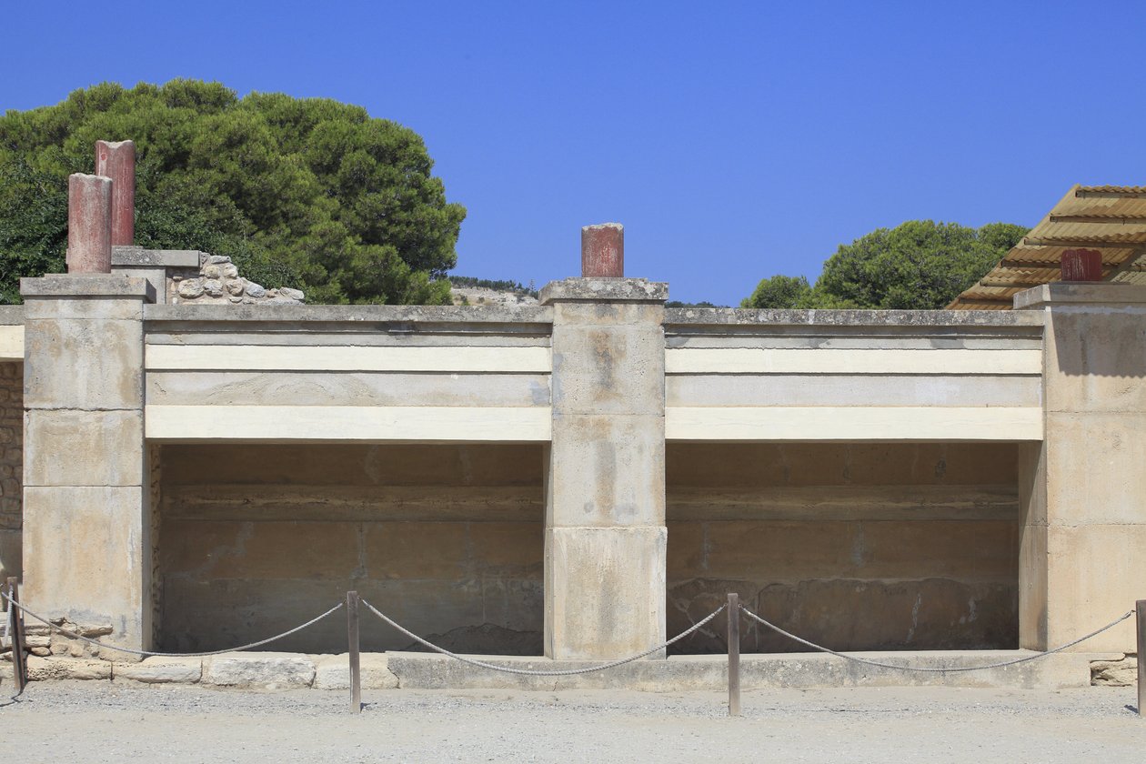 Minoen arkæologiske sted Knossos. Vestfløjen; Aera kaldet "Tripartite shrine" af A. Evans. Inde i helligdommen blev der fundet mange religiøse genstande såsom lertavler eller lersælaftryk, der muligvis var forbundet med et helligdoms arkiv. Knossos, Kreta. af Minoan