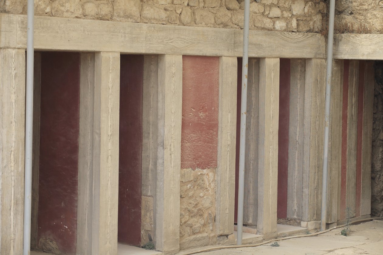 Minoen arkæologiske sted Knossos. Vestfløjen ved siden af "" trepartshelligdommen"". Værelse med to store rektangulære depoter nedsænket i gulvet. De var fulde af lervaser og værdifulde genstande, blandt andet de berømte statuetter, der repræsenterede "Sla af Minoan