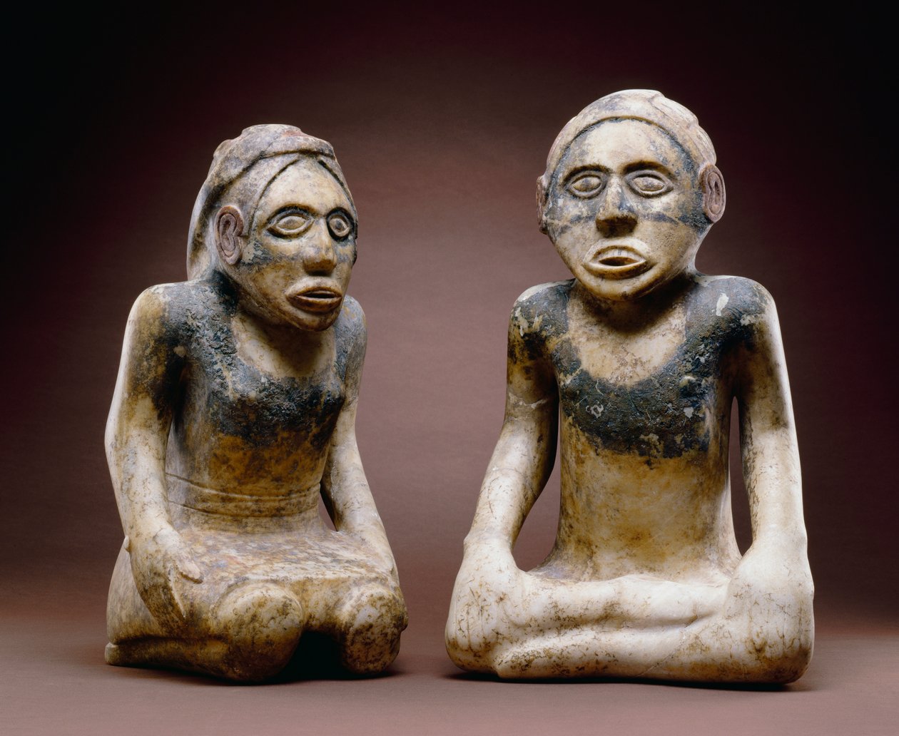 Siddende mands- og kvindefigurer, Etowah, 1200-1450 (marmor) (se også 422895) af Mississippian culture