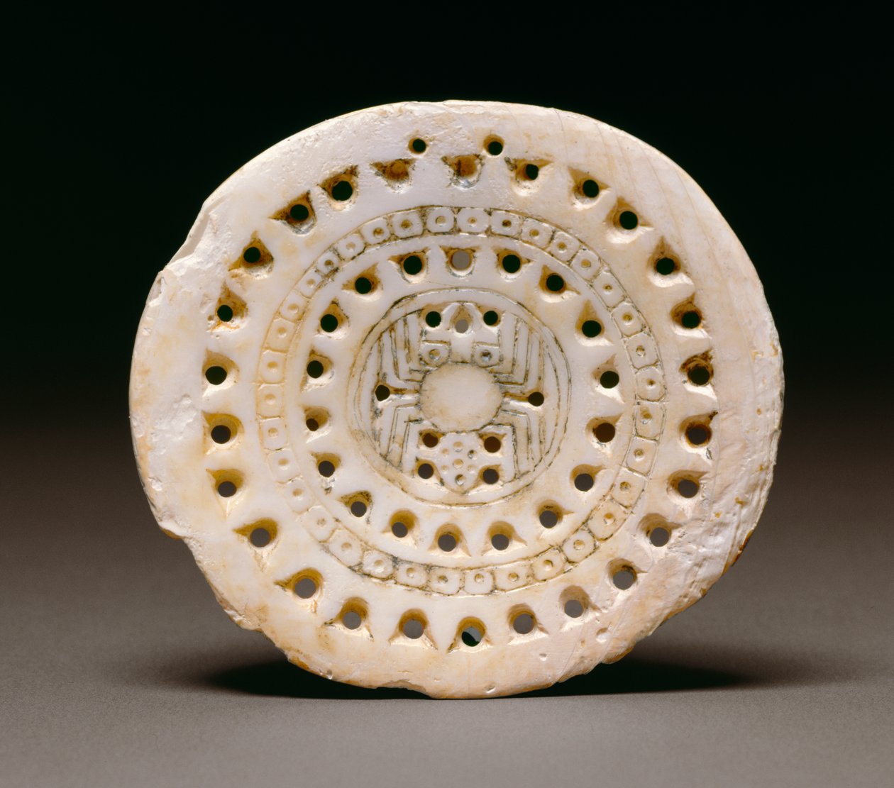 Spider motif gorget, Dallas, 1300-1500 (marine shell) af Mississippian culture