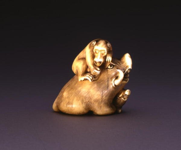 Netsuke, forestillende en orne med en abe, ca. 1800-10 (elfenben og indlagt horn) af Mitsuhide