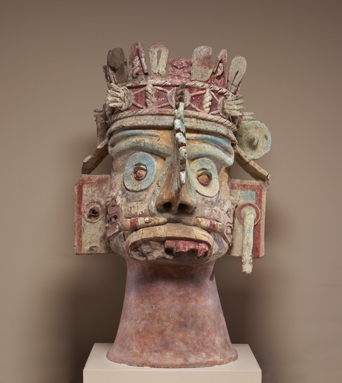 Regnguden Tlalocs hoved, sen postklassisk periode, ca. 1300-1521 (keramik, tufsten, stuk og maling) af Mixtec Mixtec