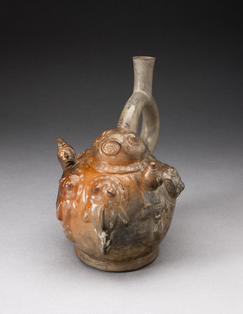 Stigbøjle tud fartøj med relief forestillende en fiskescene, 100 B.C.-A.D. 500 af Moche