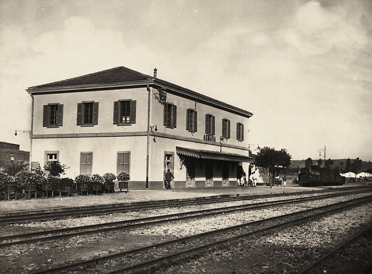 Bygning af et imperium i den fascistiske tidsalder: Asmara banegård, 09/05/1936 (s/h foto) af Modestino Baldinetti