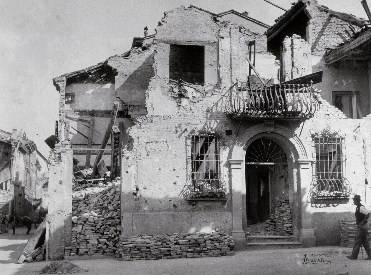 Bombardementerne af Sermide: et hus, der blev alvorligt beskadiget under anden verdenskrig. En del af facaden kan ses af Modestino Baldinetti