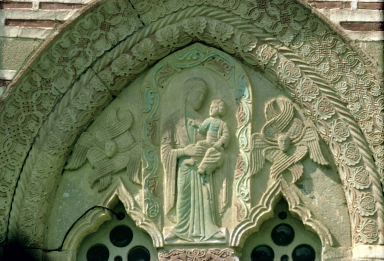 Madonna og barn, vinduesdetalje af kirken, bygget 1413-17 (sten) af Morava School