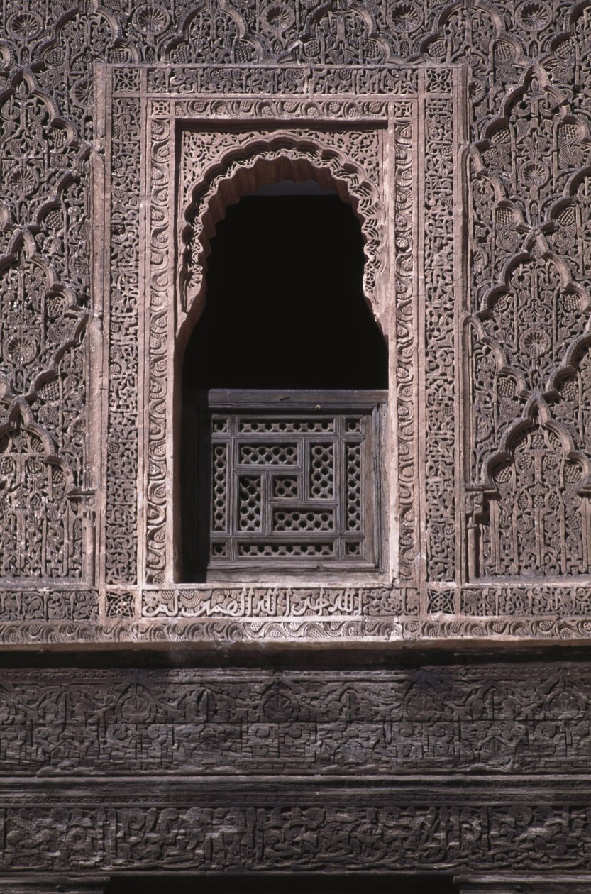 Udsigt over et vindue i gården til Ali ben Youssef Medersa, bygget af saadierne i 1565 (cedertræ og stuk) af Moroccan School