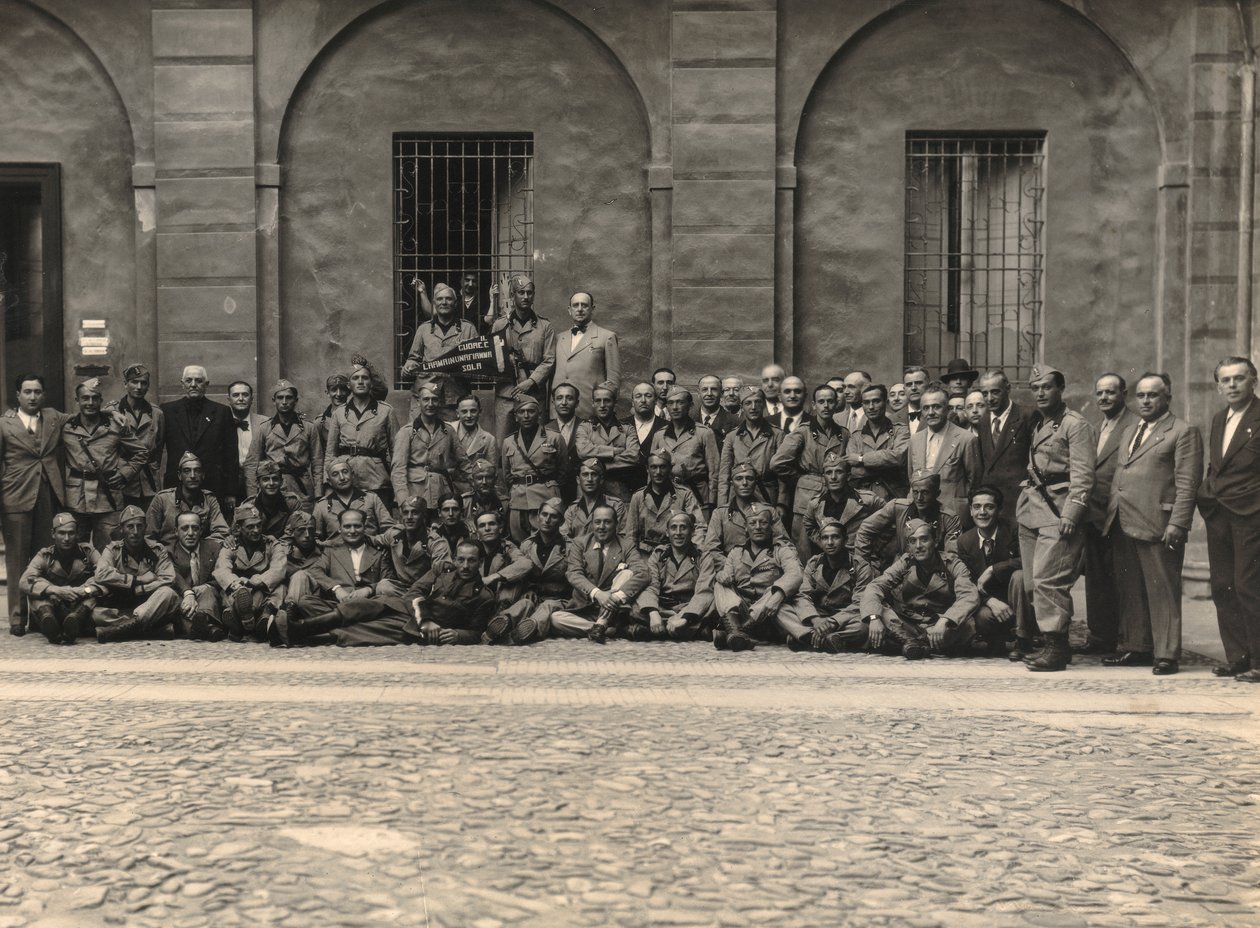 Album "MVSN- Blackshirts": Volunteer Militia in the War of Departure for Africa (s/h photo) af Mortacchini Mortacchini