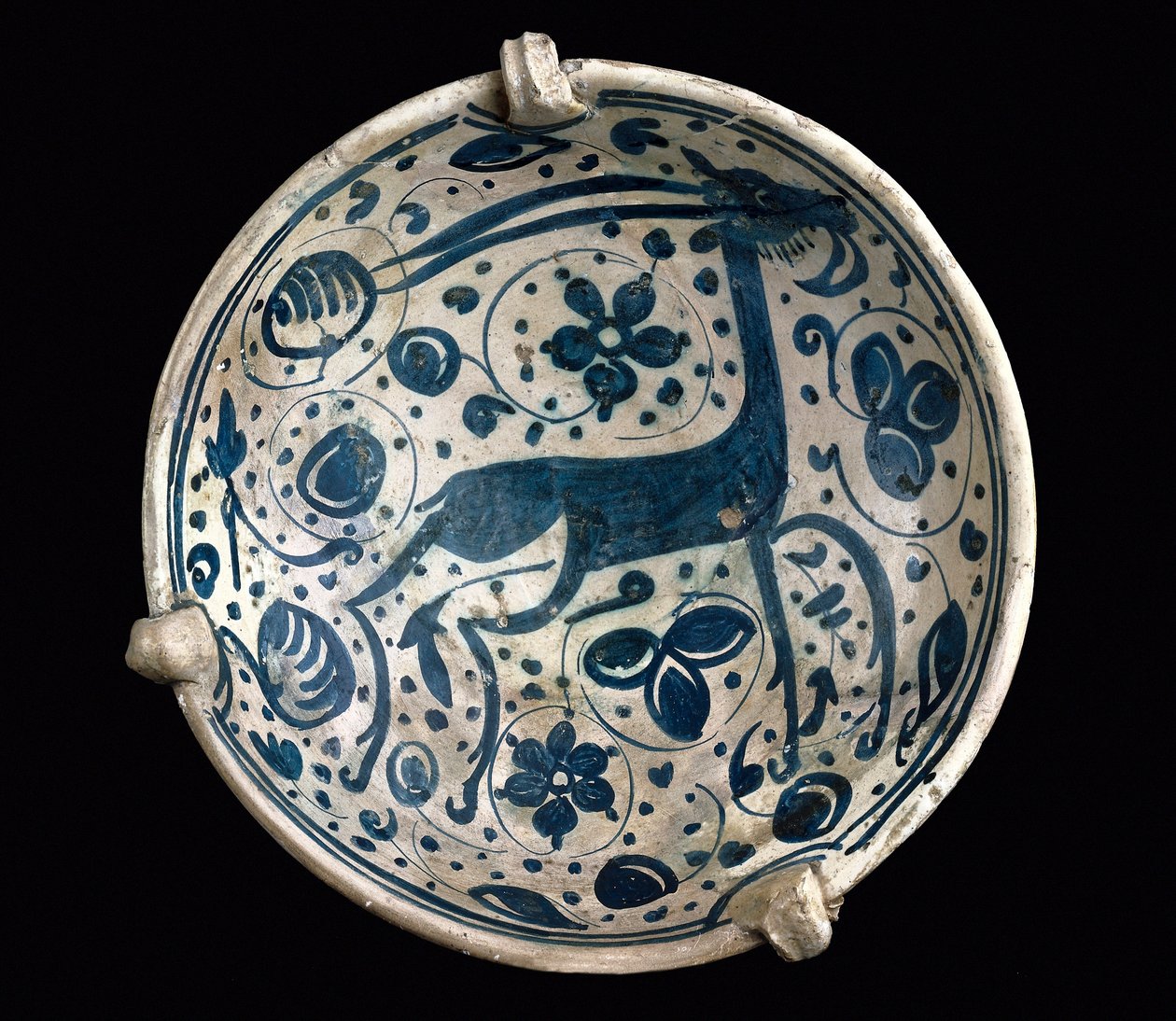 Art mudejar: keramisk kop azul, dekoreret med en hjort fra Paterna, Manises (spansk-maurisk stil). Barcelona fra det 14. eller 15. århundrede. Barcelona Keramikmuseum, Spanien af Mudejar School