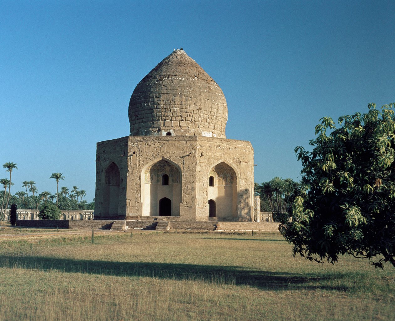 Udsigt over Asif Khans mausoleum i Shahdara Bagh af Mughal School
