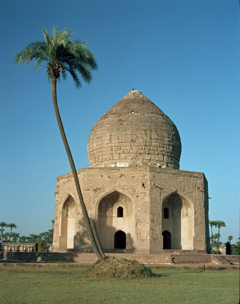 Udsigt over Asif Khans mausoleum i Shahdara Bagh af Mughal School