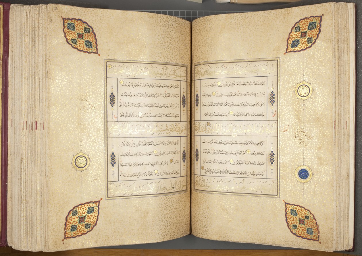 Fol 82 verso 83 recto, Timurid Quran, 1441 (blæk & guld på papir) af Muhammad Mumin Abdallah Al Murwand