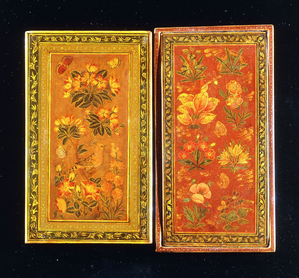 Et par spejlkasser fra Safavid-dynastiet, malet med blomstermotiver, en med en perched hoopoe, ca. 1671-2 af Muhammad Zaman