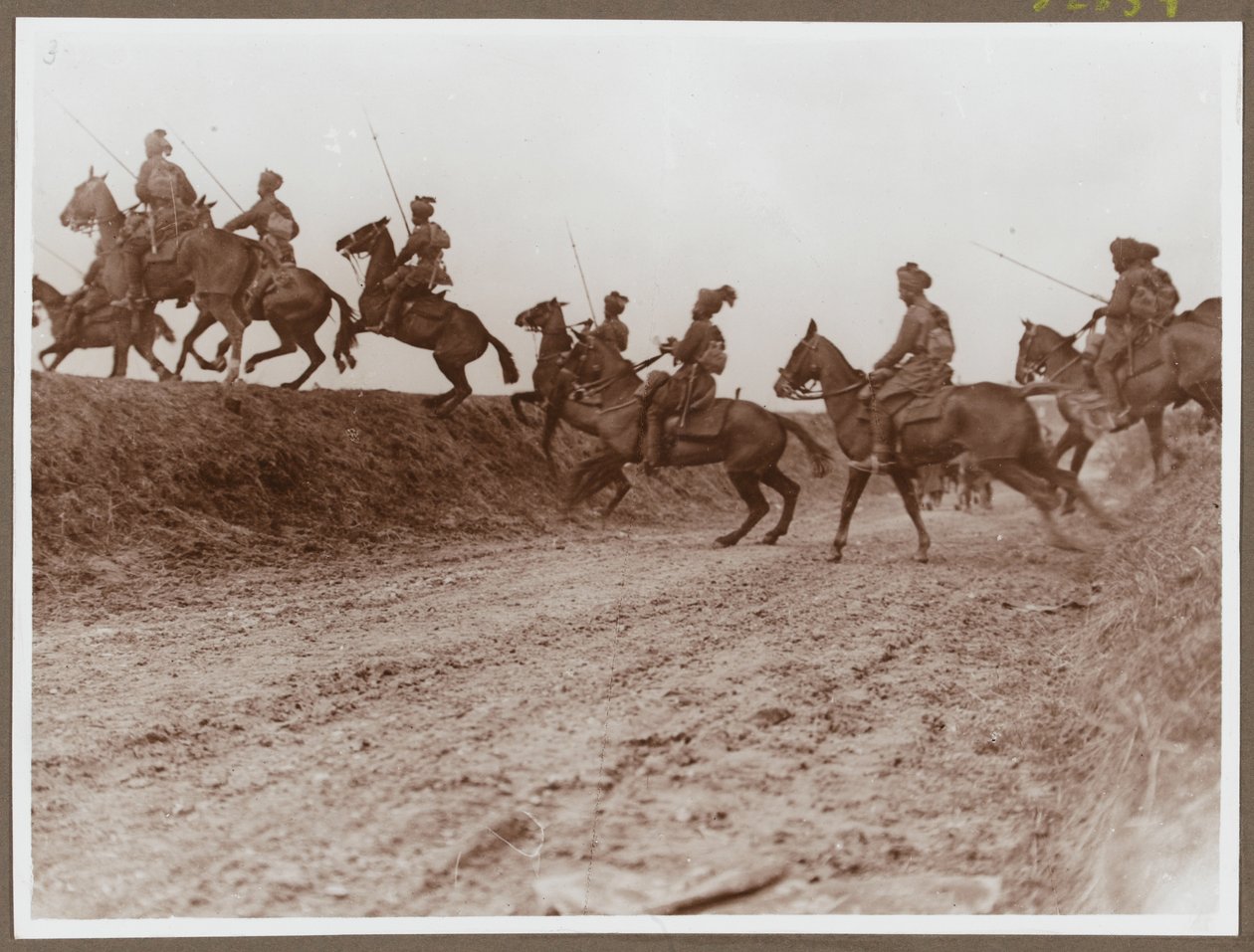 Lancers of Hodsons hest forhandler en grøft af Mullick Photo House