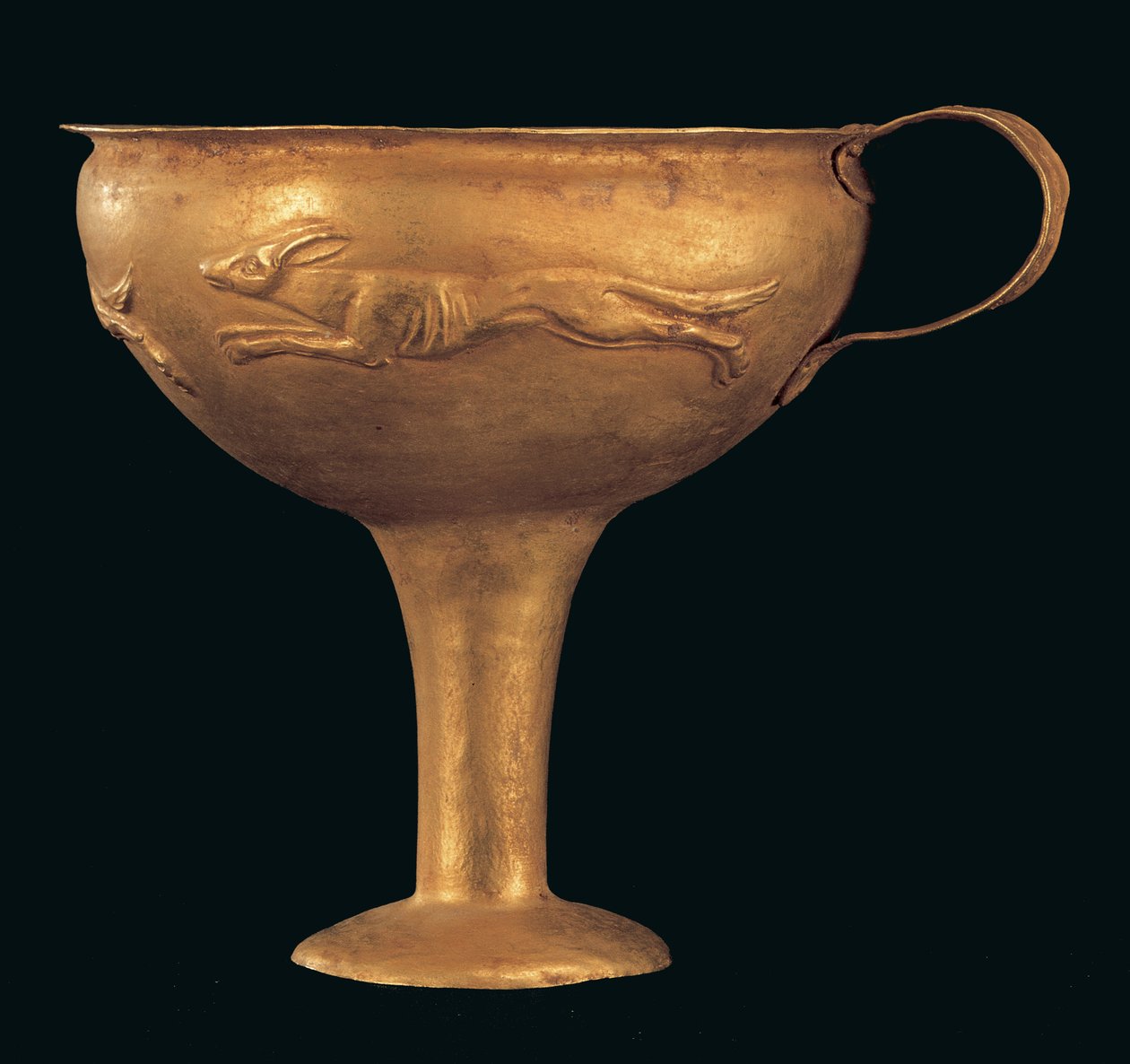 Etgrebet kylix med repouse-dekoration, der forestiller en hundejagt, Late Helladic IIB-IIIA 1 Periode (guld) af Mycenaean