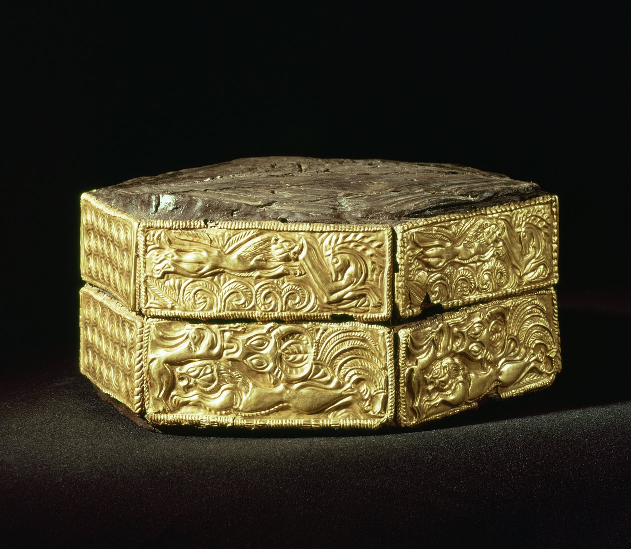 Sekskantede pyxis dekoreret med dyr, fra Grav V, Gravcirkel A, Mykene (træ og guld) af Mycenaean
