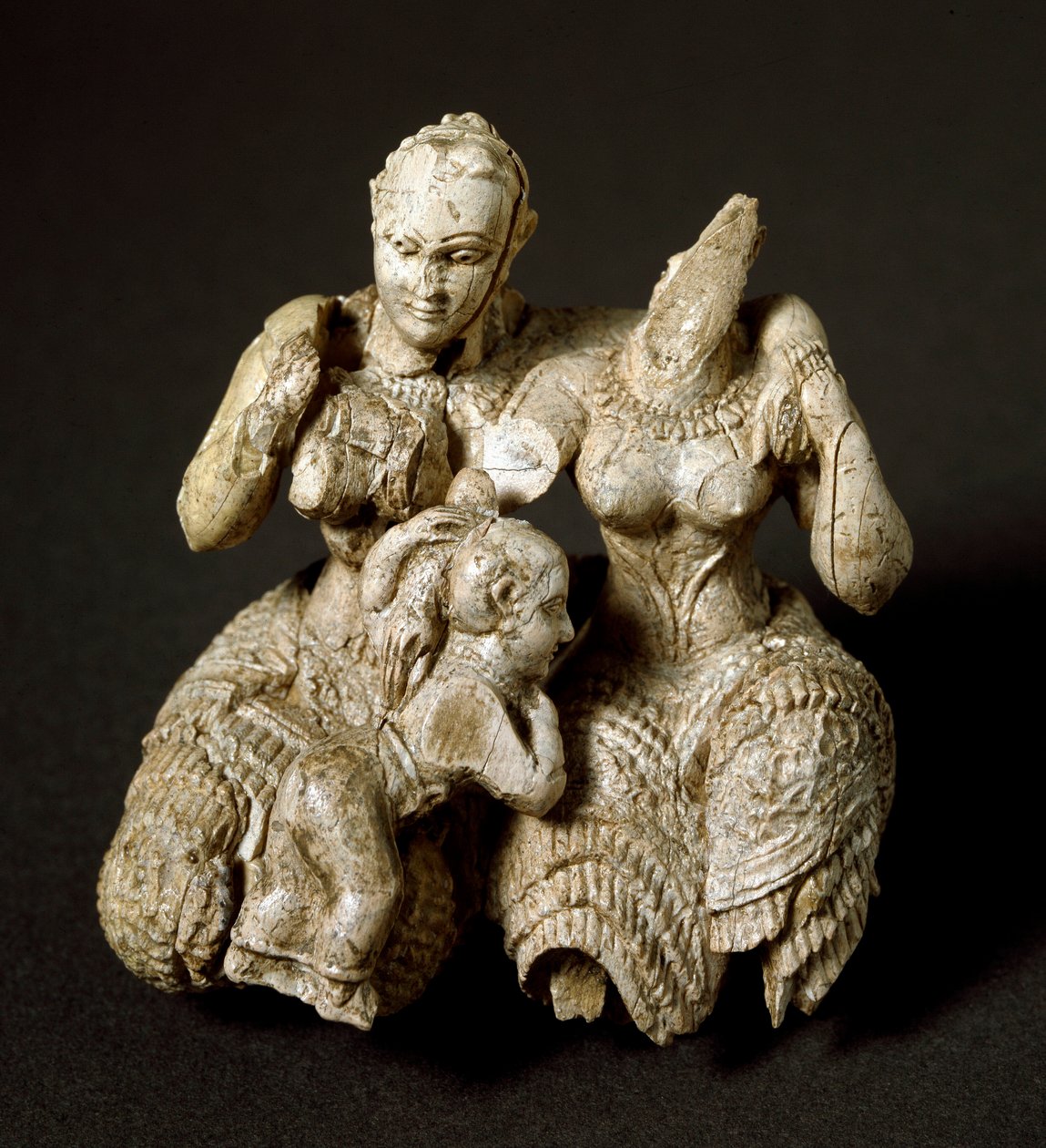 Mykensk kunst: elfenben idol sammensat af to guddomme og et barn - 1500 f.Kr., Dim. 7,5 cm - Det Nationale Arkæologiske Museum i Athen, Grækenland - To mykenske guddomme og et barn - Elfenbensskulptur (H.7,5 cm) af Mycenaean