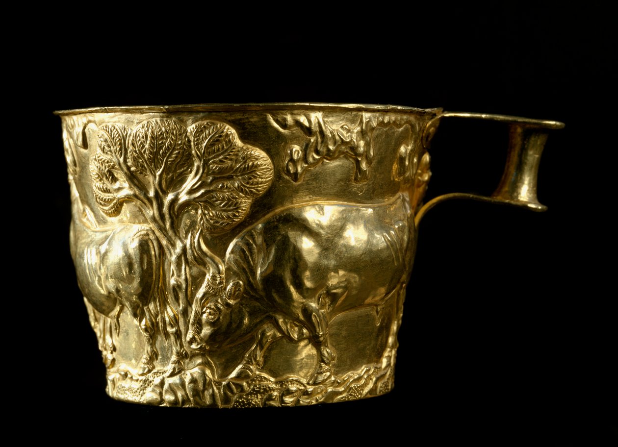 Mycensk kunst: guldbæger afviser med en repræsentation af en tyr, der flirter terrænet fra stedet for Vapheio (eller Vaphio eller Vafio). 1500 f.Kr. Svag. 8 cm Nationale Arkæologiske Museum i Athen, Grækenland. - Mykensk kunst: genvækst guldbæger med en ty af Mycenaean