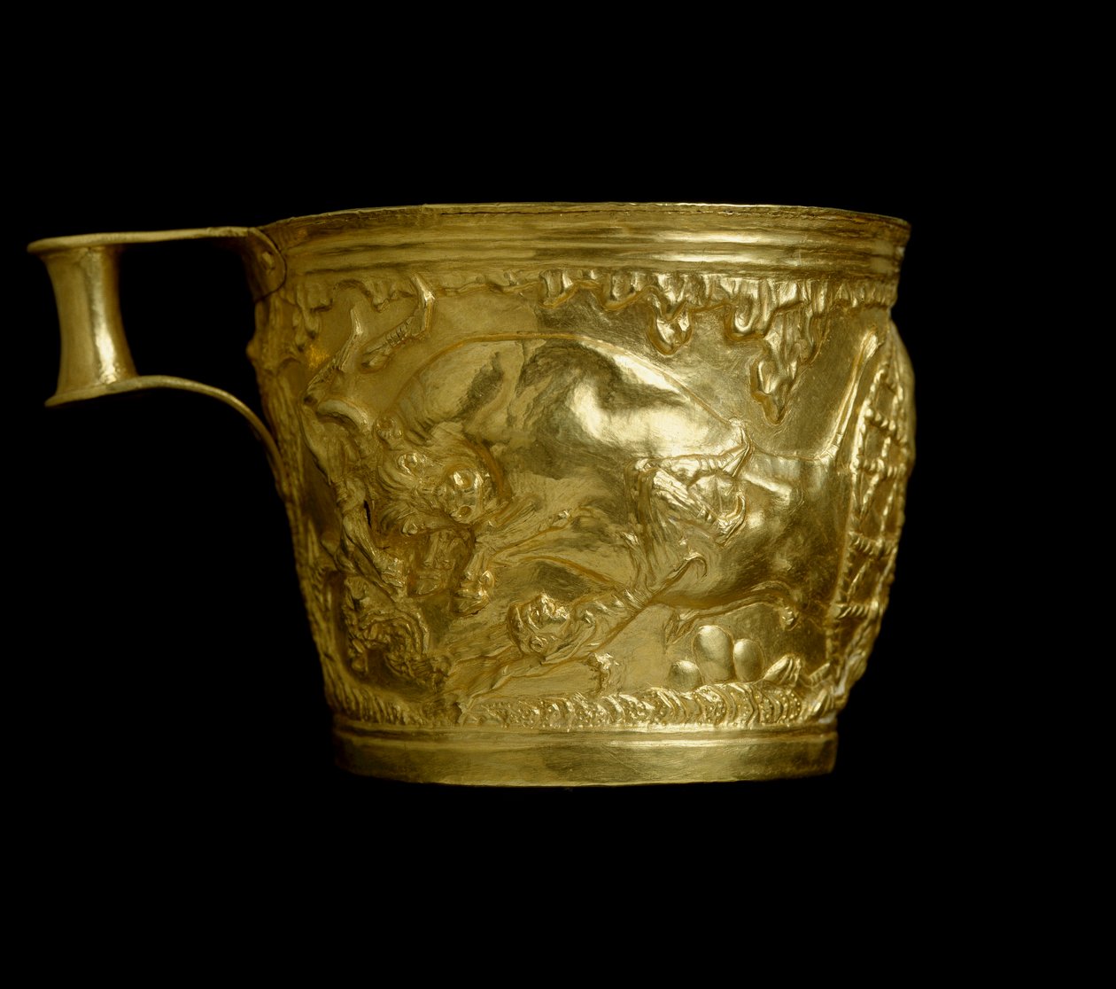 Mycensk kunst: guldbæger afviser med repræsentation af en scene for fangst af tyre fra stedet for Vapheio (eller Vaphio eller Vafio). 1500 f.Kr. Svag. 8,4 cm Nationale Arkæologiske Museum i Athen, Grækenland. af Mycenaean