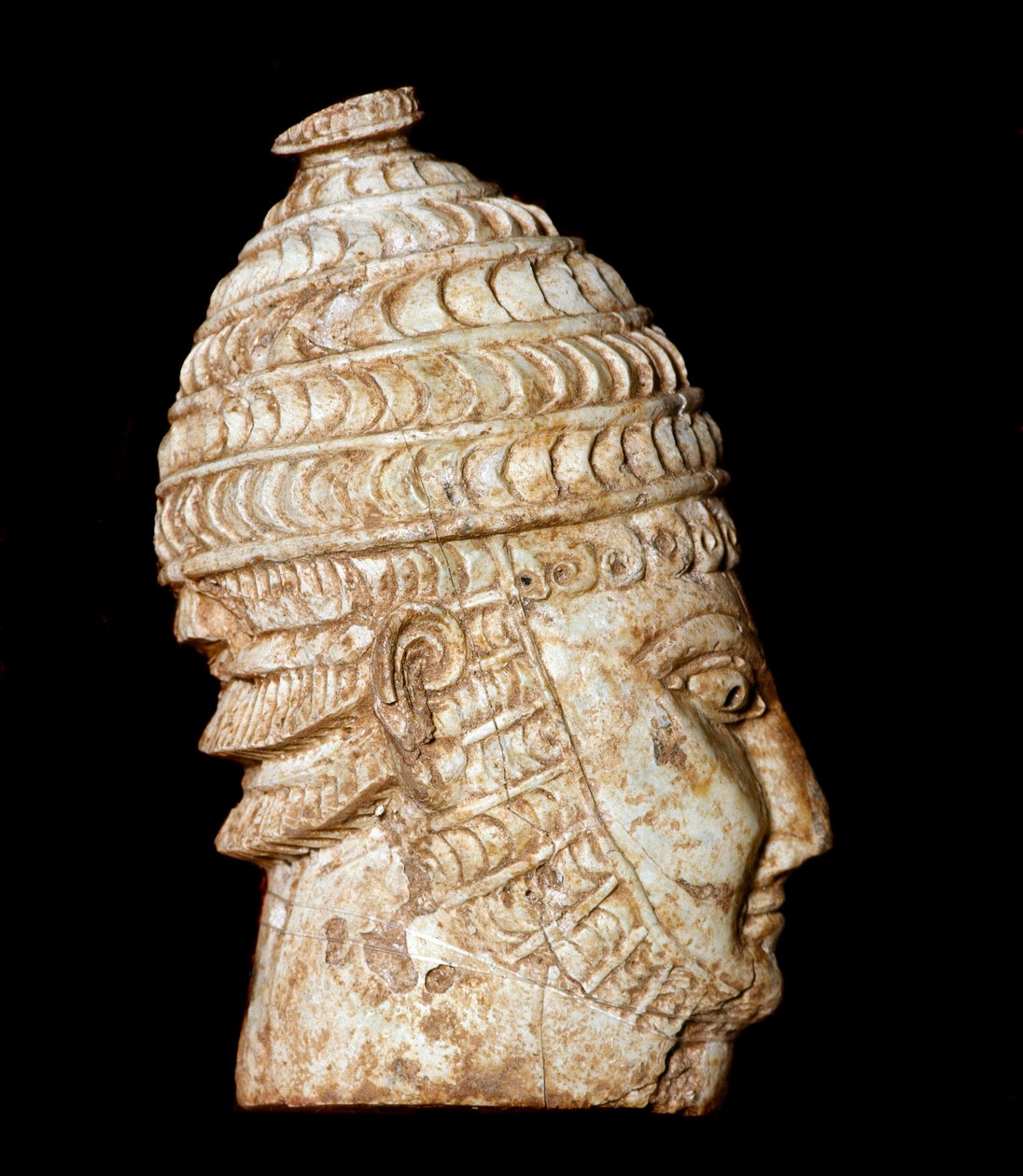 Mykensk kunst: lille krigerhoved i udskåret elfenben fra grav III, Mykene. 14-13. århundrede f.Kr. Svag. 5 cm Athen, Nationalt Arkæologisk Museum af Mycenaean