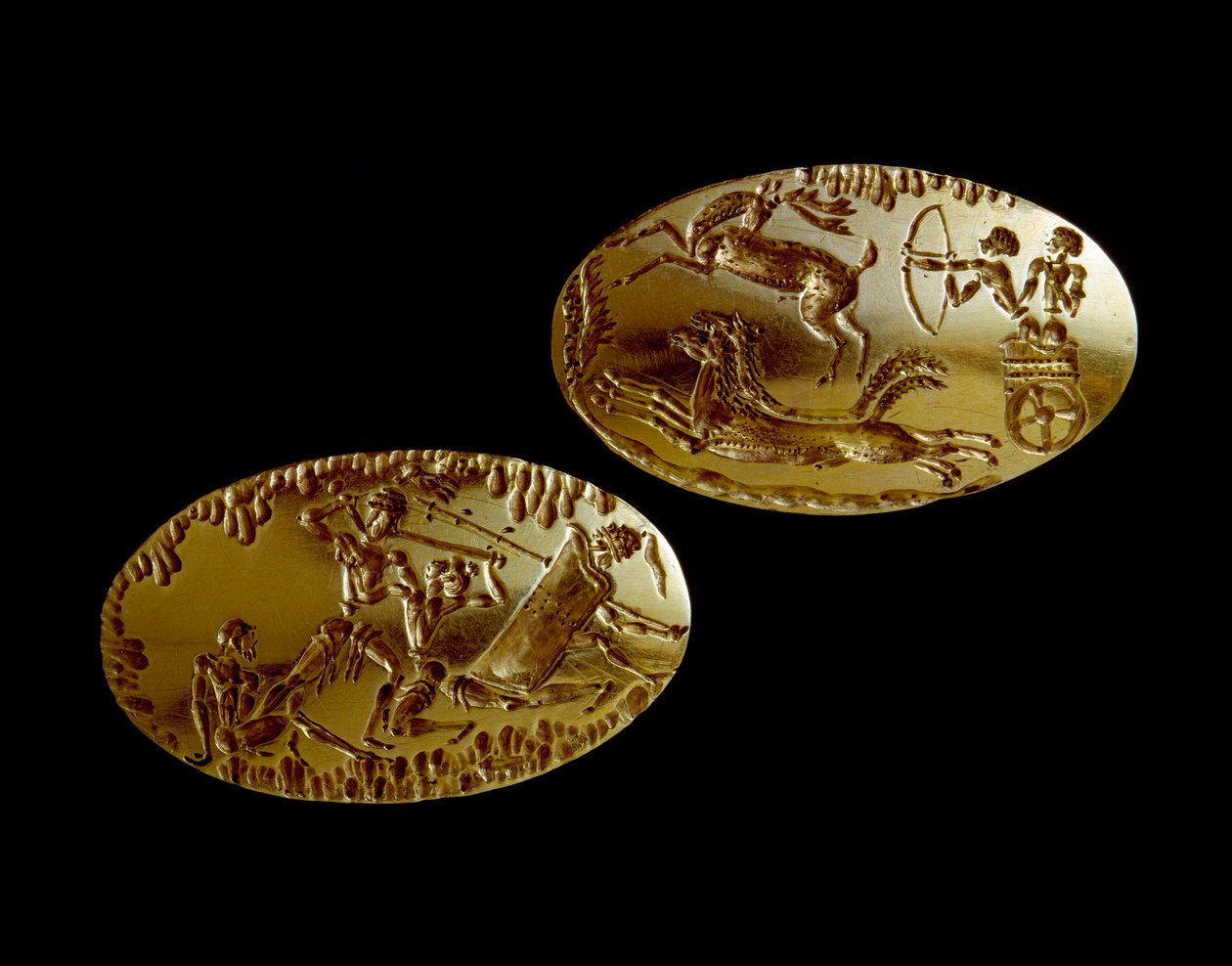 Mycensk kunst: to guldsæler slået af repræsentationen af en jagtscene på en tank og en kriger, der står over for tre modstandere. 1550-1100 f.Kr. fra Mykenes grav IV. Athens Nationale Arkæologiske Museum (inv. 240 og 241) - Mykensk kunst: to guldsegl de af Mycenaean