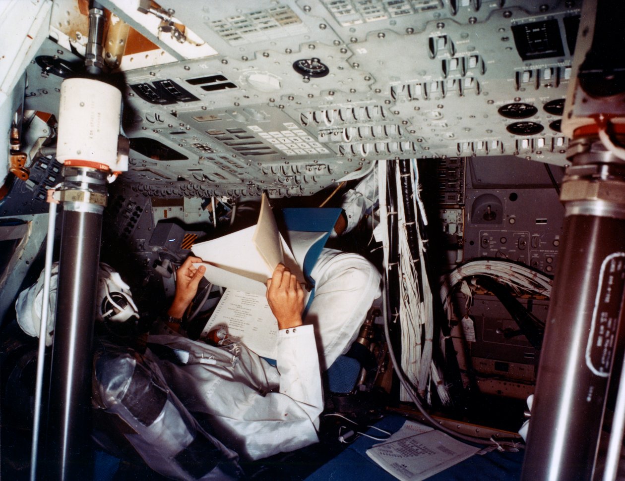 En astronaut inde i et NASA-kommandomodul, 1970