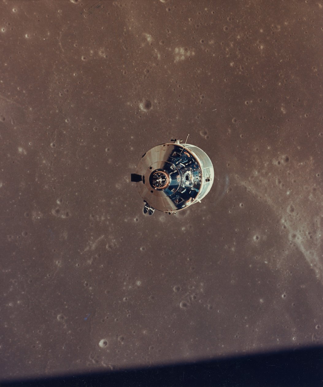 Apollo 11 kommando- og servicemoduler fotograferet fra Lunar Module in Orbit, 1969. af NASA Images