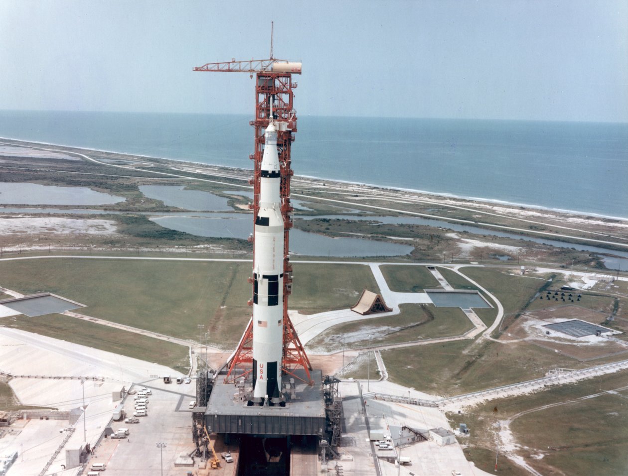 Apollo 15 på affyringsrampen ved Kennedy Space Center, Florida, USA, 1971. af NASA Images