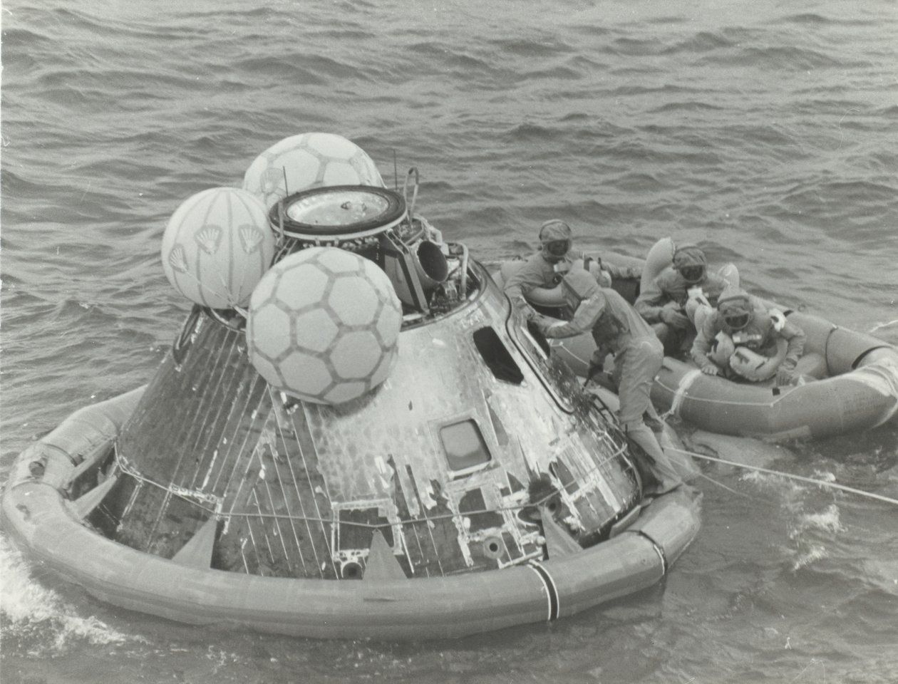 [Astronauter i redningsbåd efter Apollo 11 Splashdown], 1969. af NASA Images
