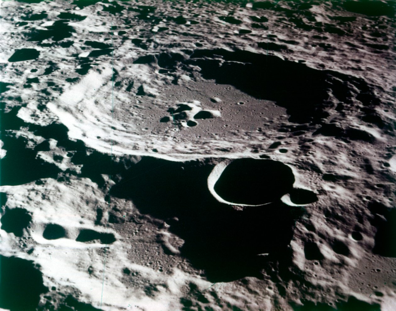 Nærbillede af et krater på Månens overflade. af NASA Images