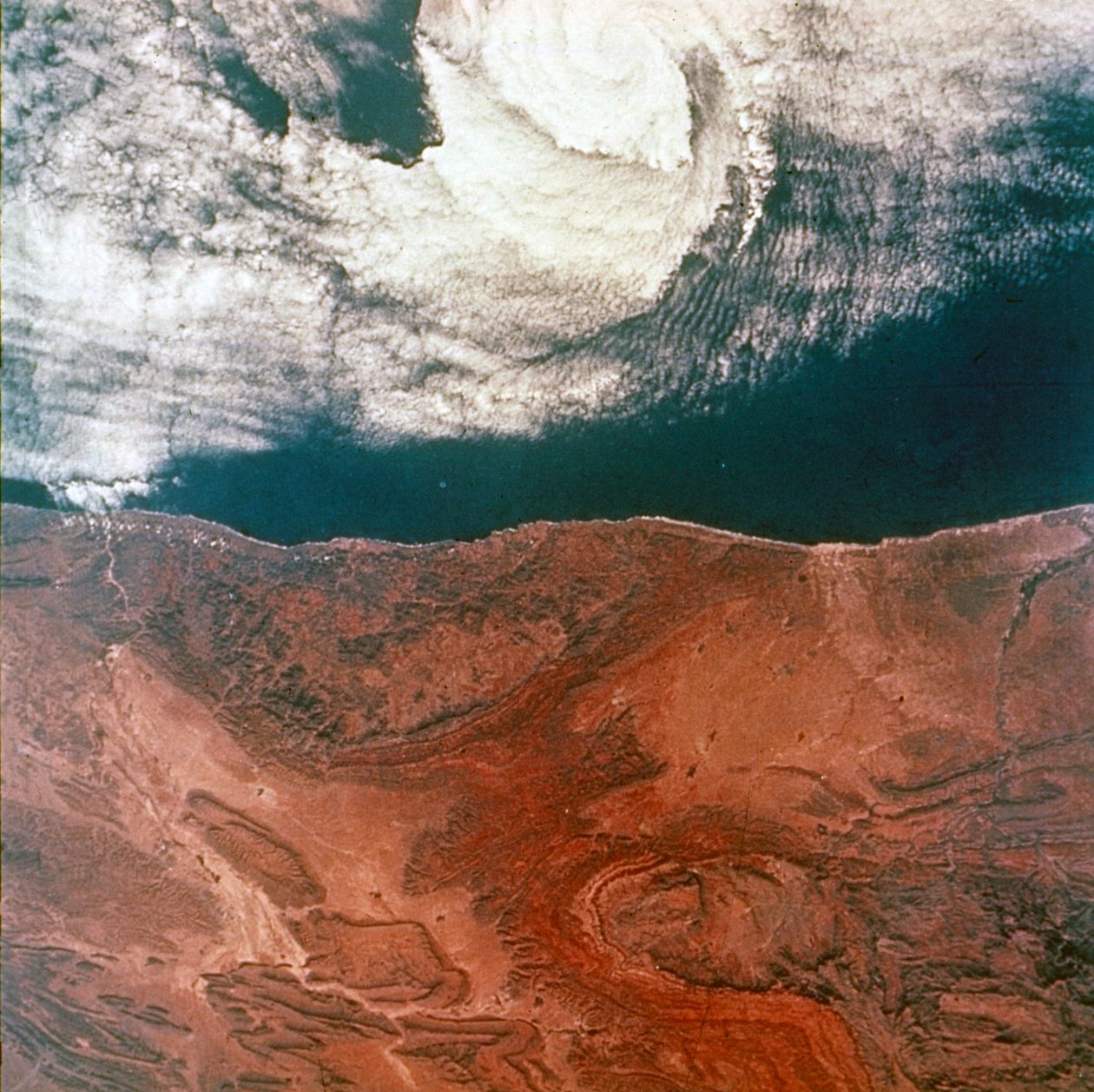 Jorden fra rummet - øjet af en storm set fra Gemini 5, 1965. af NASA Images