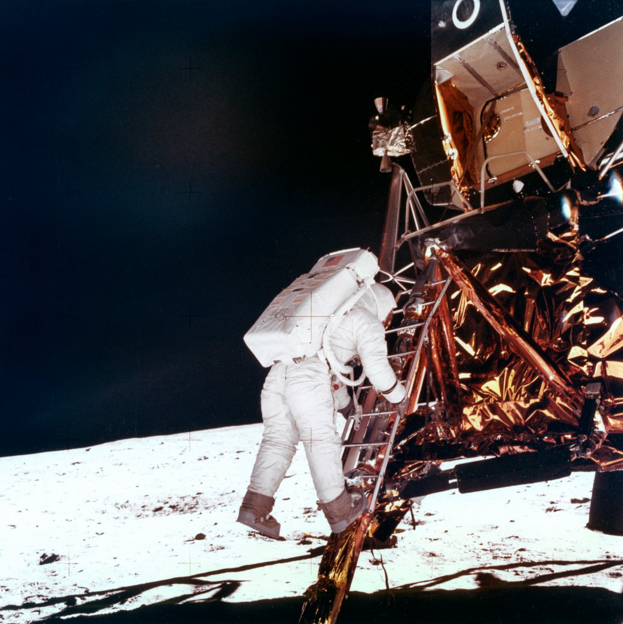 Edwin Buzz Aldrin stiger ned ad trappen til Lunar Module-stigen for at gå på Månen, 1969. af NASA Images