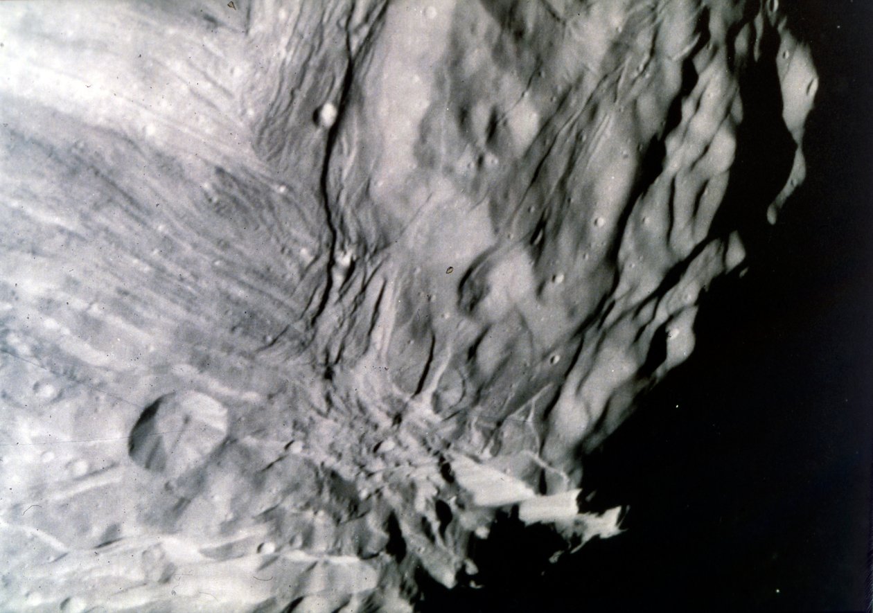 Miranda, en af Uranus-månerne, set fra Voyager 2, 24. januar 1986. af NASA Images