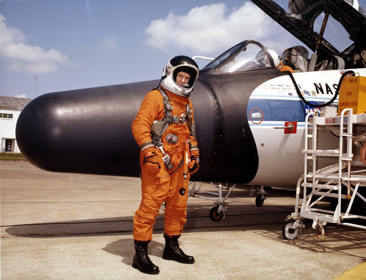 NASA-astronaut med eksperimentel flyvemaskine, 1979. af NASA Images
