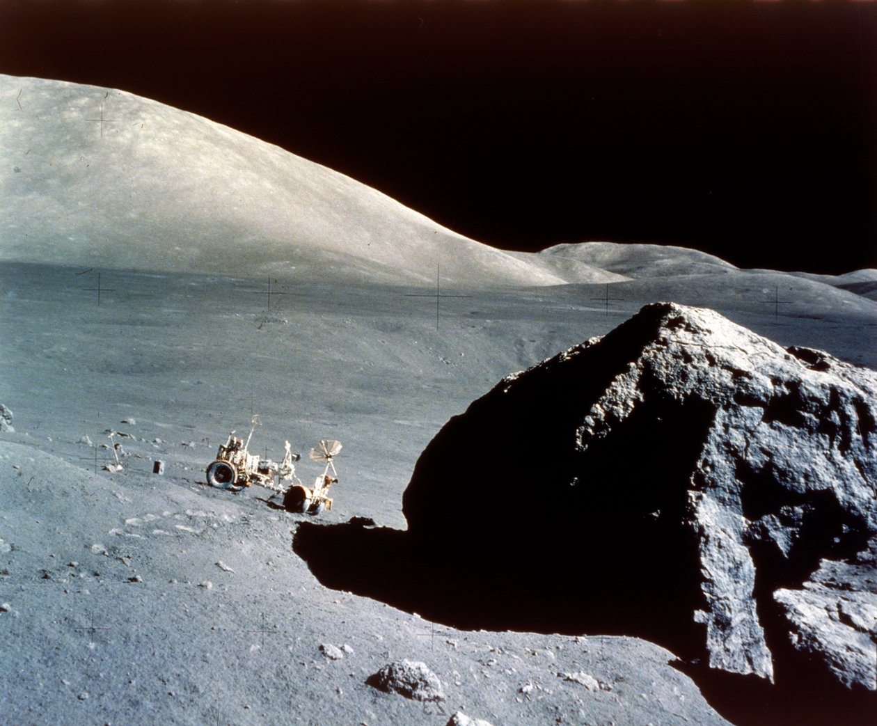 Roveren overskygges af en kæmpe sten på månens overflade, Apollo 17 mission, december 1972. af NASA Images
