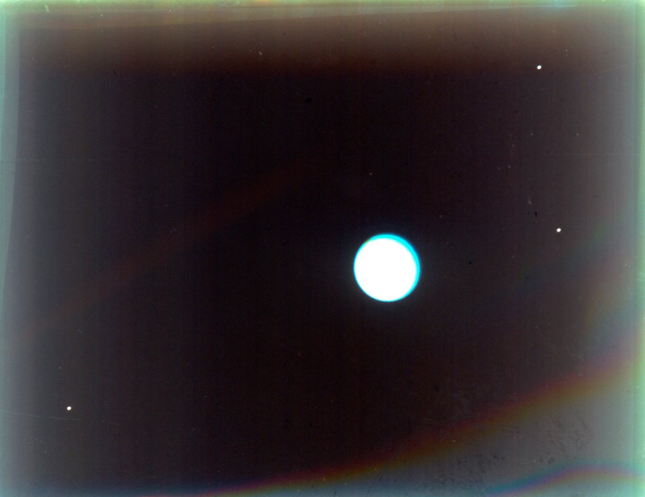 Uranus med satellitterne Miranda, Ariel og Umbriel, fra Voyager 2, 24. januar 1986. af NASA Images