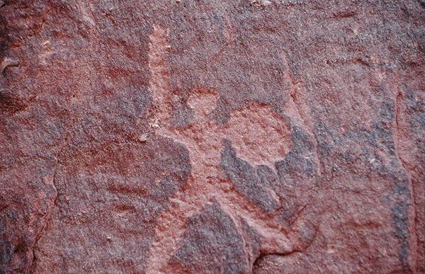 Petroglyph fra siden af en klippe (klippemaleri) af Nabatean