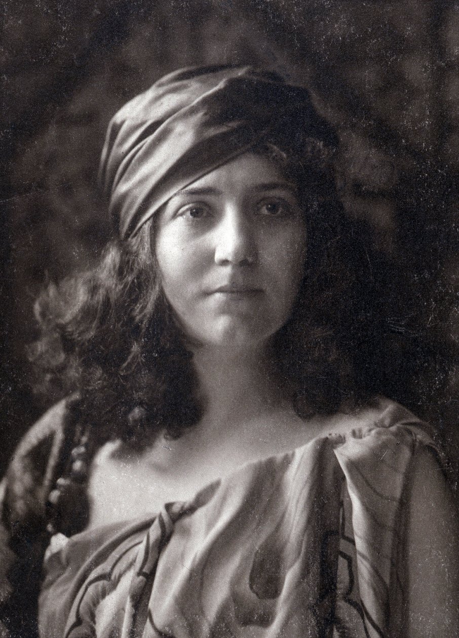 Lea Pirou en turban, der holder hendes hår af Nadar
